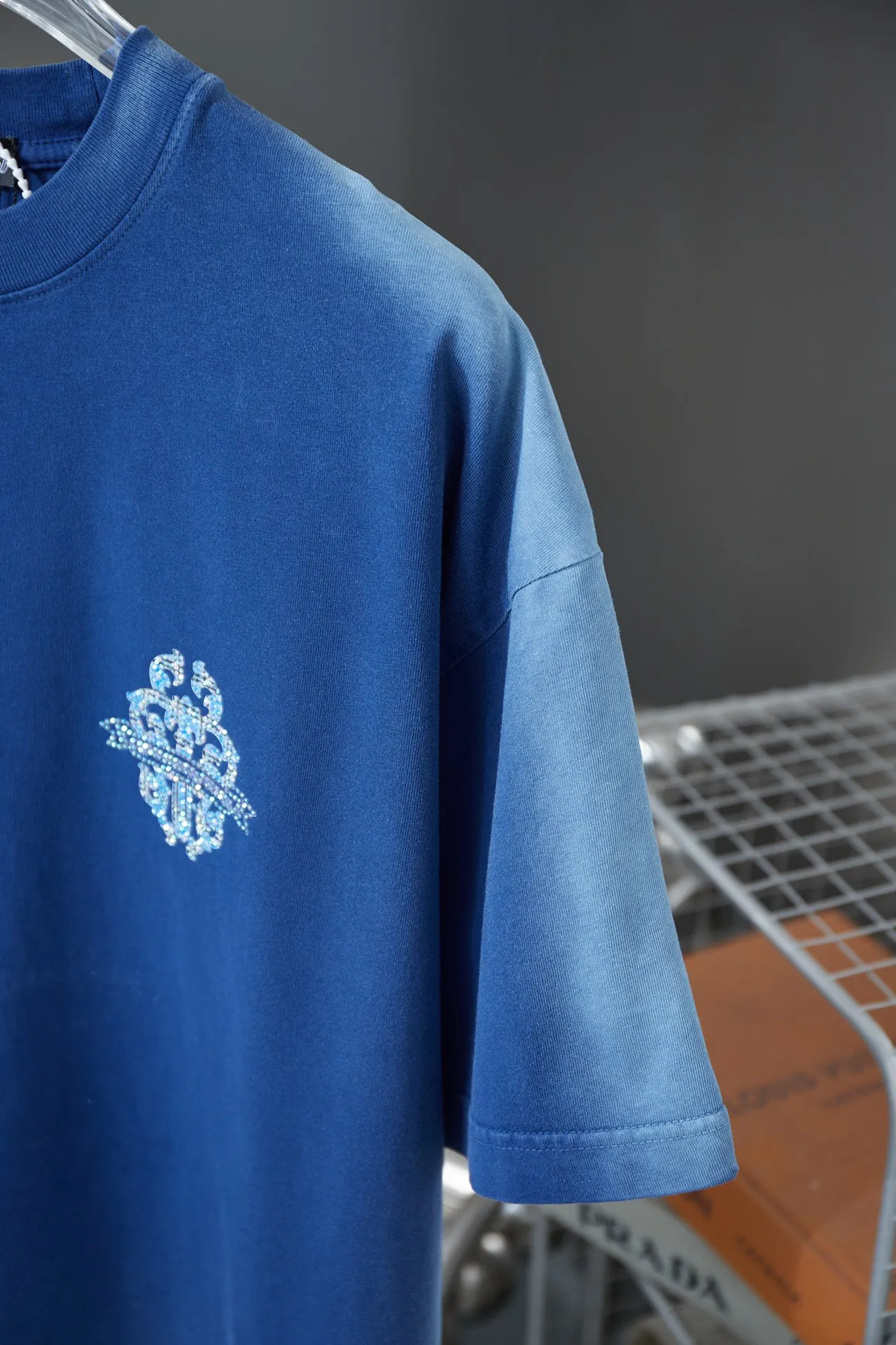 🅿️210 Ch*ome Hearte 25SS early spring new style, short-sleeved with Kro heart logo and rhinestones, light luxury, essential item for daily commuting for men and women, correct version, welcome to compare, detailed features · 320g 100% pure cotton double yarn jersey fabric · Custom dyed in the same vat, special thickened 32 pieces double-strand 1X1 thread · Digital direct printing ➕Australian imported pearlescent diamonds ➕Thick three-dimensional letter logo · Ready-made garments are dyed, then faded and fried with snowflakes, then washed to make them look old. · Common washing improves the effect. · Double-needle stitching and seam-crossing process. · Original main mark, washed tag, branded moisture-proof paper packaging. Color: black/blue/green. Size: S/M/L/XL.